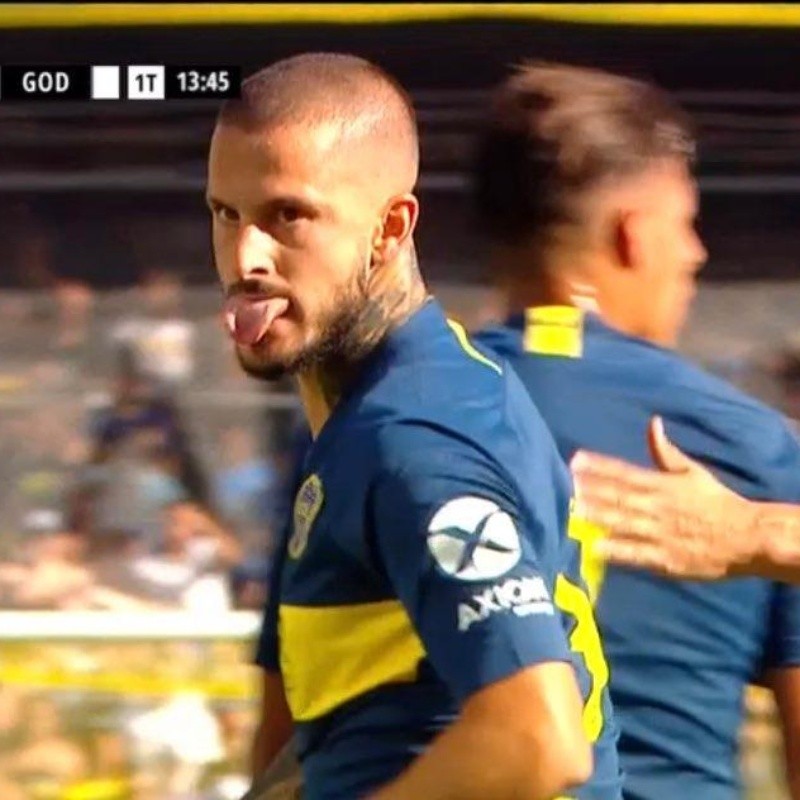 No para: Benedetto volvió a sacar la lengua tras el gol de Boca