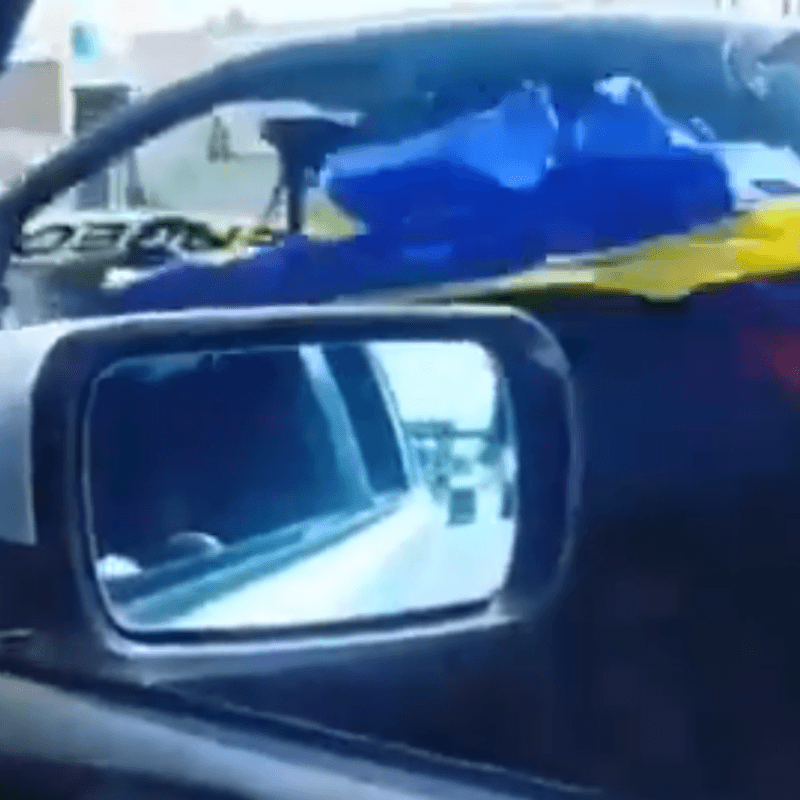 Un hincha de River se cruzó con un auto que tenía una bandera de Boca y lo trolleó de la mejor manera