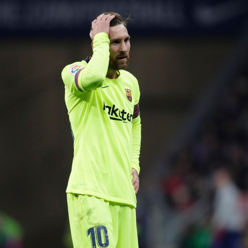 Muy curiosa: la camiseta blanca con una cruz roja que Barcelona no sacará a la luz