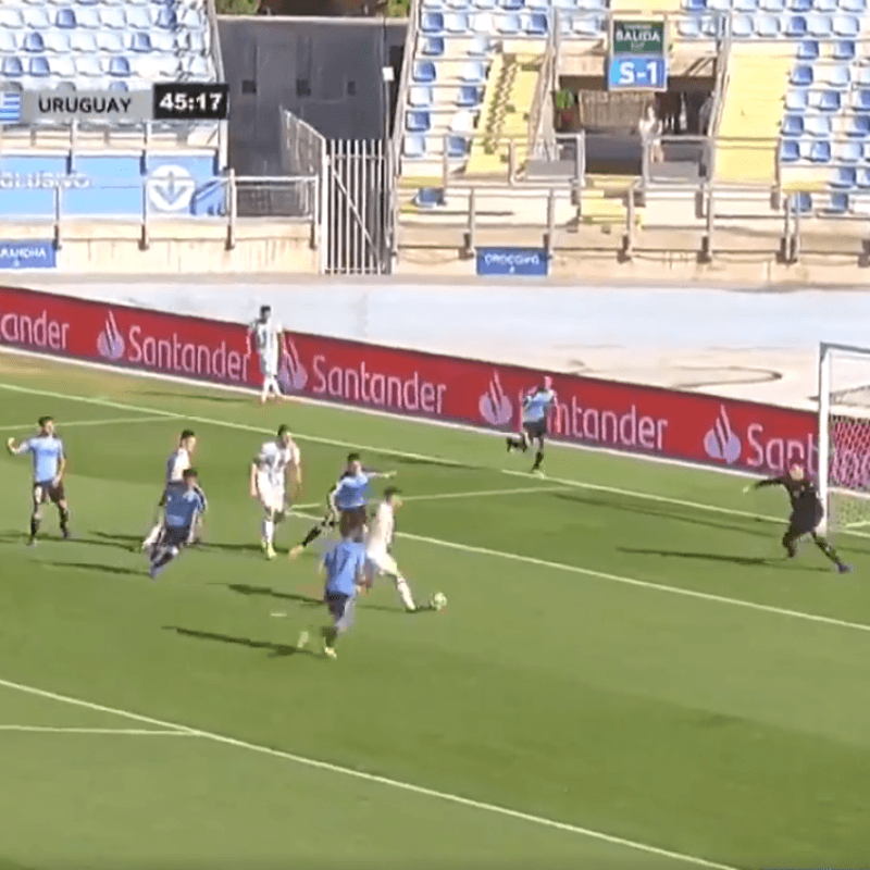 Gaich la aguantó, Maroni tiró una pared con el palo y Argentina puso el 2-0