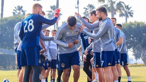 Diego Polenta fue recibido en el entrenamiento de Los Angeles Galaxy (Foto: Twitter)