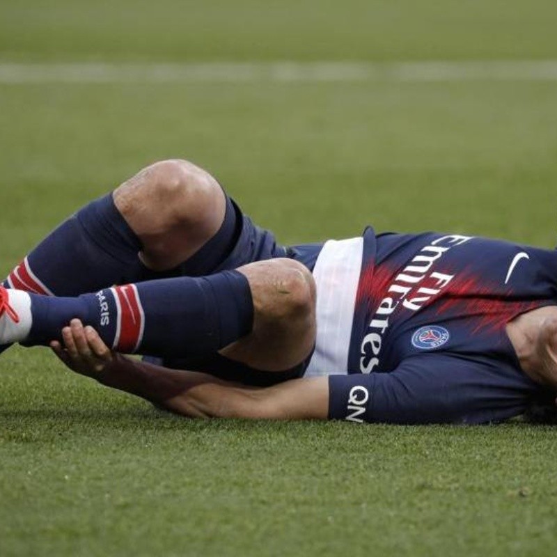 Cavani salió lesionado y en PSG piensan lo peor