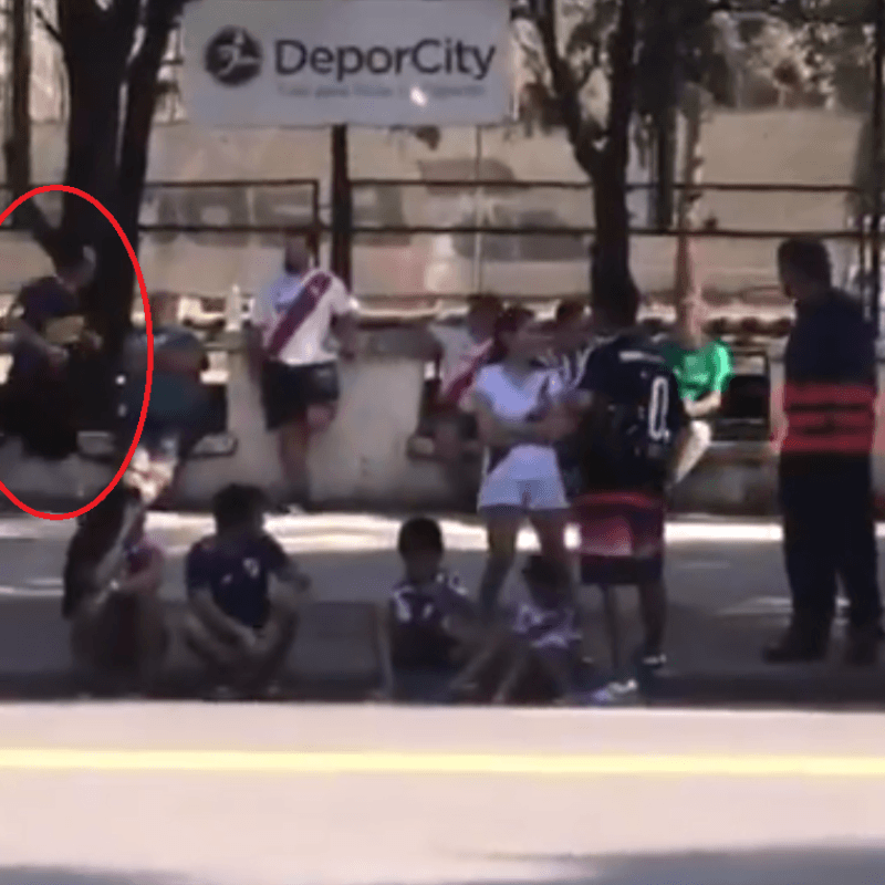 Está loco: en la previa del partido vs Racing, un hincha de Boca apareció entre los de River