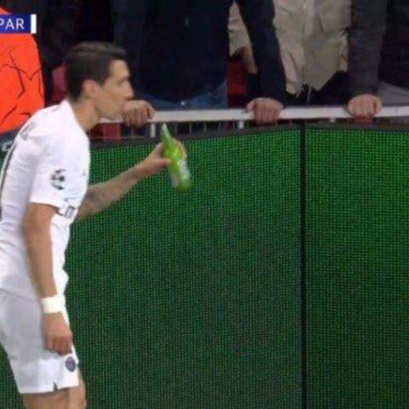 La imagen del día: Di María agarró una cerveza en pleno partido