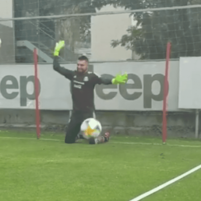 Jonathan Orozco se lució en el entrenamiento de la Selección con atajadas a puro reflejo