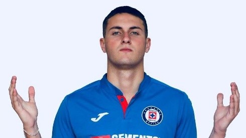 Santi Giménez fue inscrito por Cruz Azul.