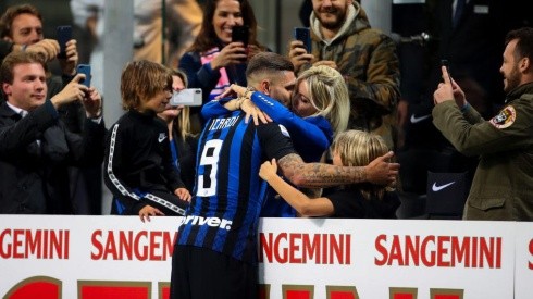 BESOS DE GOLEADOR. Icardi, Wanda y su hijo en el triunfo del Inter (Foto: Getty).