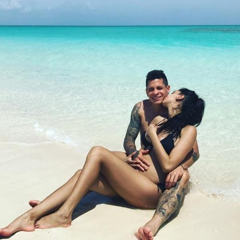 Total amor: la novia de Iturbe subió una foto sentada arriba de su amado y besándolo