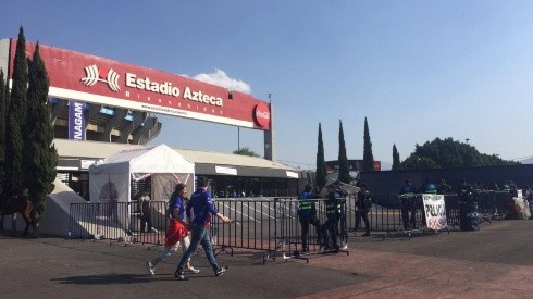 El Estadio Azteca tiene poca gente en sus inmediaciones.