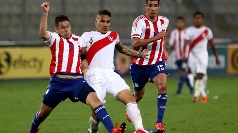 Pablo Aguilar enfrentando a Yoshimar Yotún en la Selección Paraguaya.