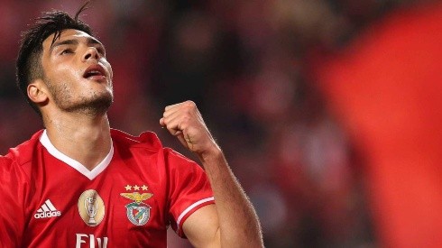 Ya se fue, pero Jiménez mira igual a Benfica a la distancia