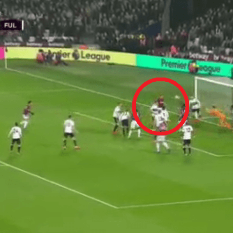 ¡Chicharito metió un gol con la mano para West Ham!