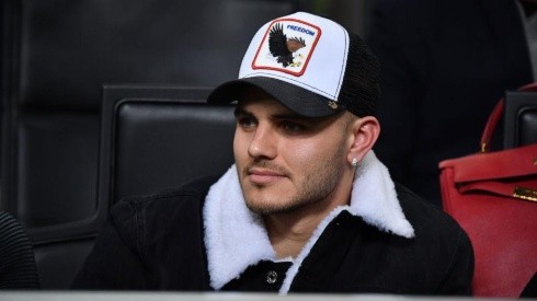 AFUERA. Mauro Icardi en el palco de San Siro en la victoria del Inter por Europa League (Foto: Getty).