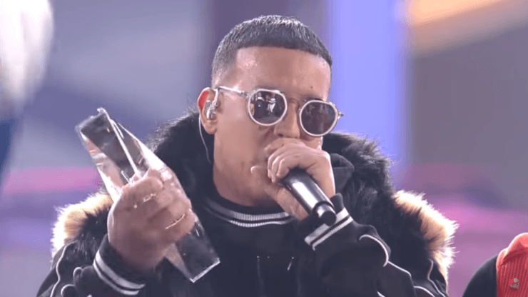 Daddy Yankee emocionó a todos en el homenaje de Premio Lo Nuestro