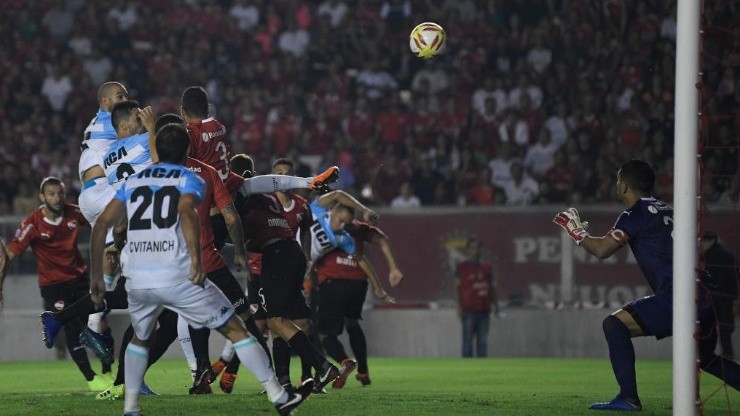 La pelota se metió en el arco de Campaña luego del tumulto.