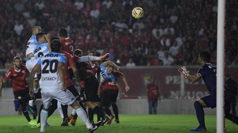 La pelota se metió en el arco de Campaña luego del tumulto.