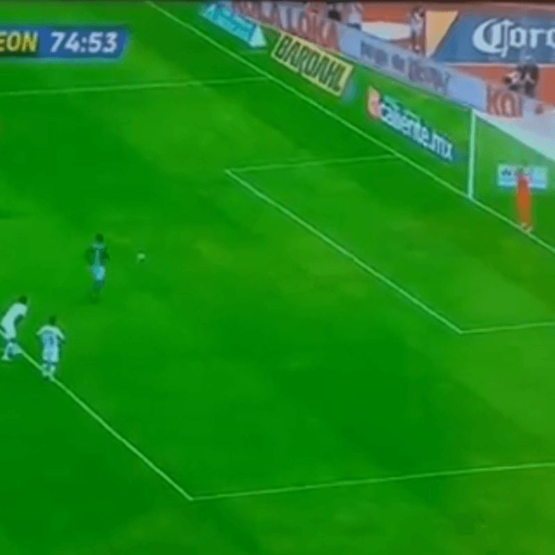 Era para liquidarlo: Joel Campbell erró un penal y dejó vivo a Pumas