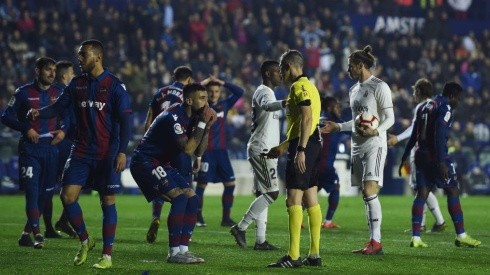 Los jugadores del Levante, indignados con el arbitraje.