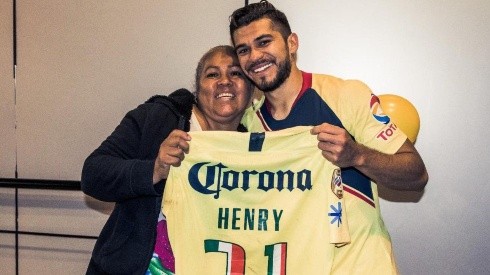 Henry Martin le regaló su playera a una aficionada del Más Grande.