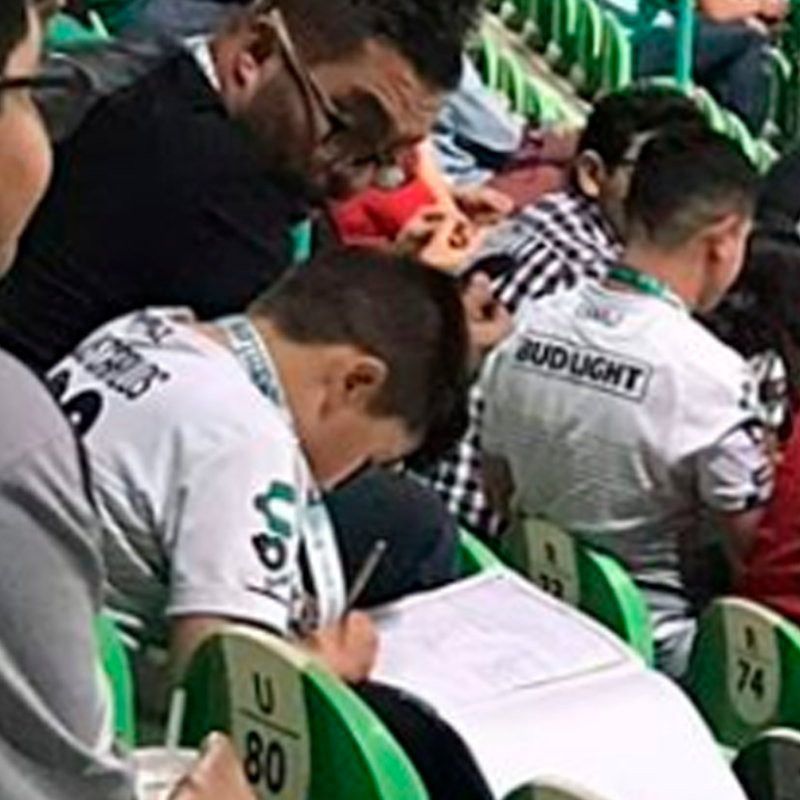 Que la pasión no mate las responsabilidades: Niño alienta a Santos mientras hace la tarea