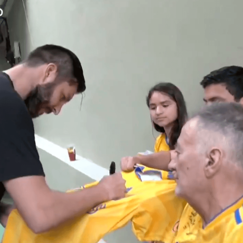 Crack total: Gignac le cumple el sueño a un aficionado cubano de Tigres