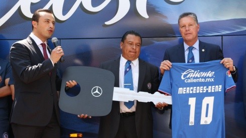 Cruz Azul presenta su nuevo camión de la mano de Mercedes-Benz