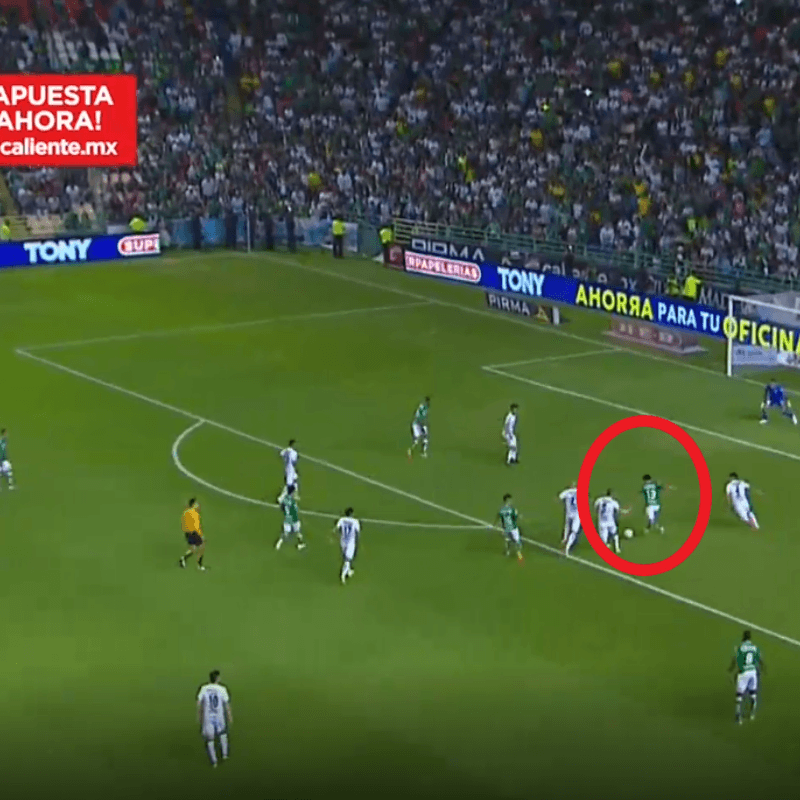 Mena acomodó la pelota contra el palo para el primer gol del León