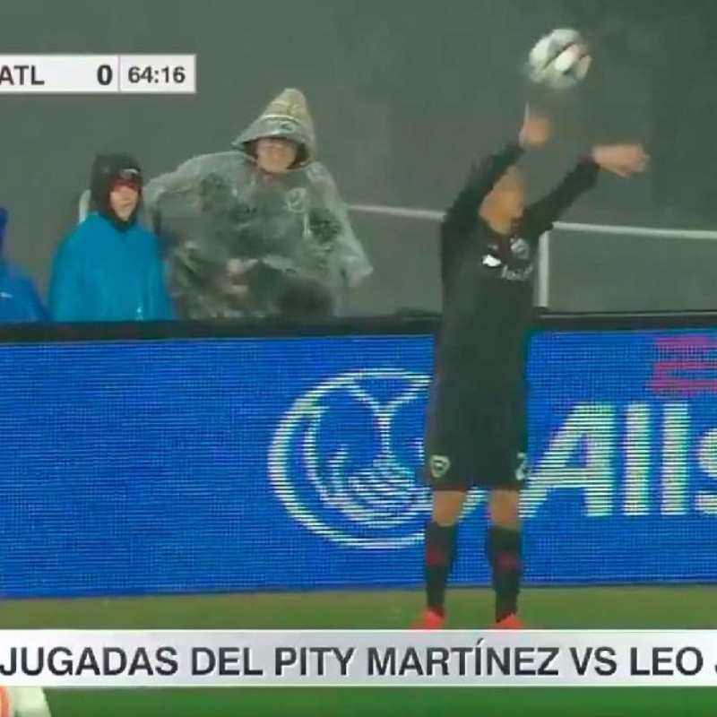 ¿Se asustó con el Pity? Jara sacó horrible un lateral en su debut en la MLS