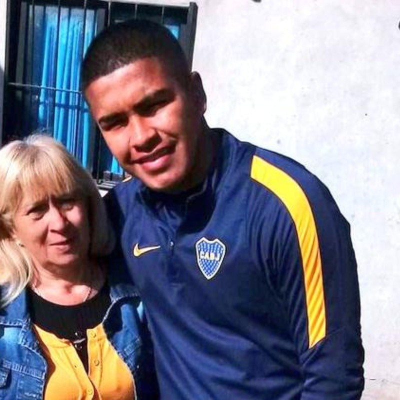 Jugador de Boca iba a buscar a su madre a la parada del colectivo y lo balearon