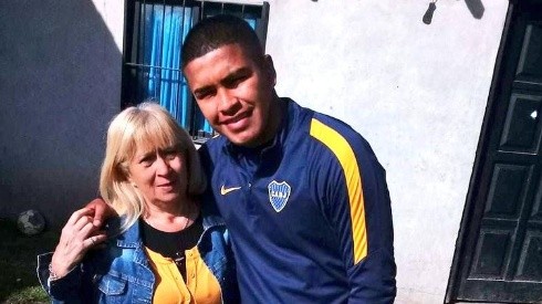 Foto del juvenil de Boca con su madre.