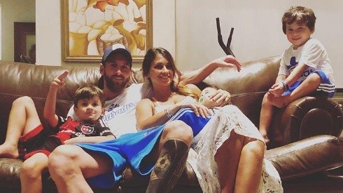 Con Messi, sus hijos y el Camp Nou de fondo, Antonella Roccuzzo subió la foto familiar del día
