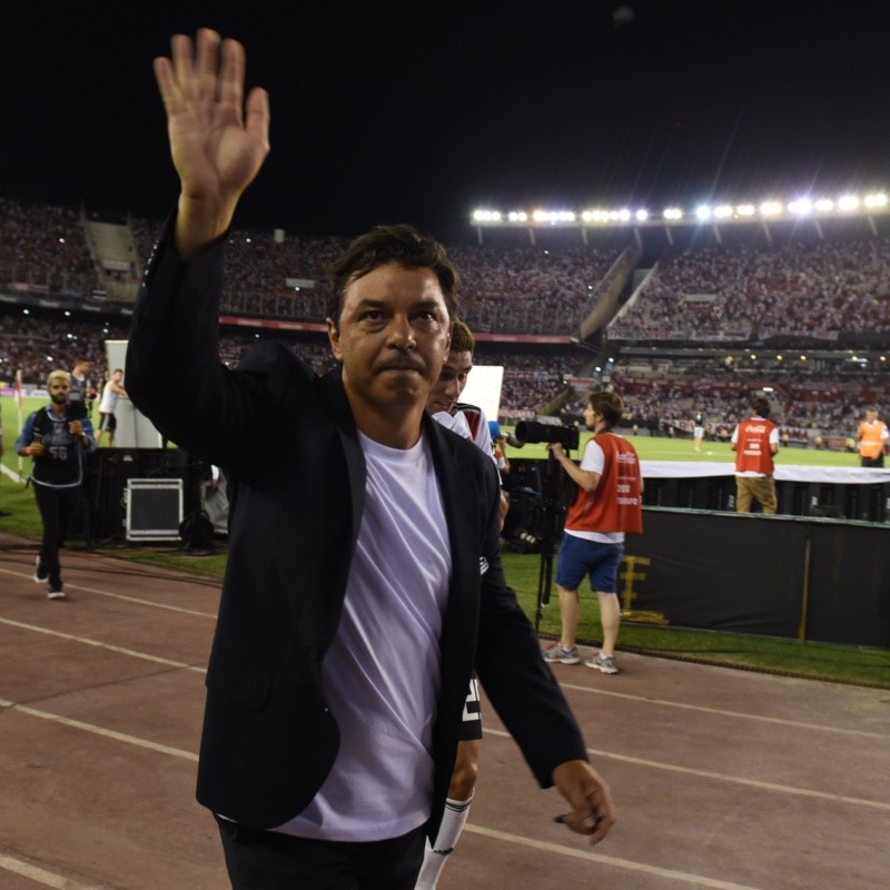 Gallardo llevó al entrenamiento un souvenir del año más feliz de River