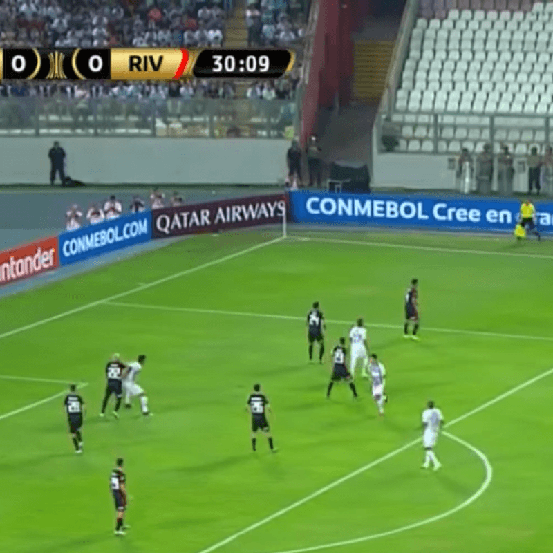 Así de fácil: un lateral complicó a todo River y Alianza Lima puso el 1-0