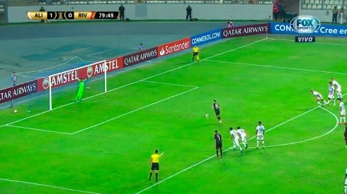 Alianza Lima lo gritó como un gol: Gallese le tapó un penal a Borré