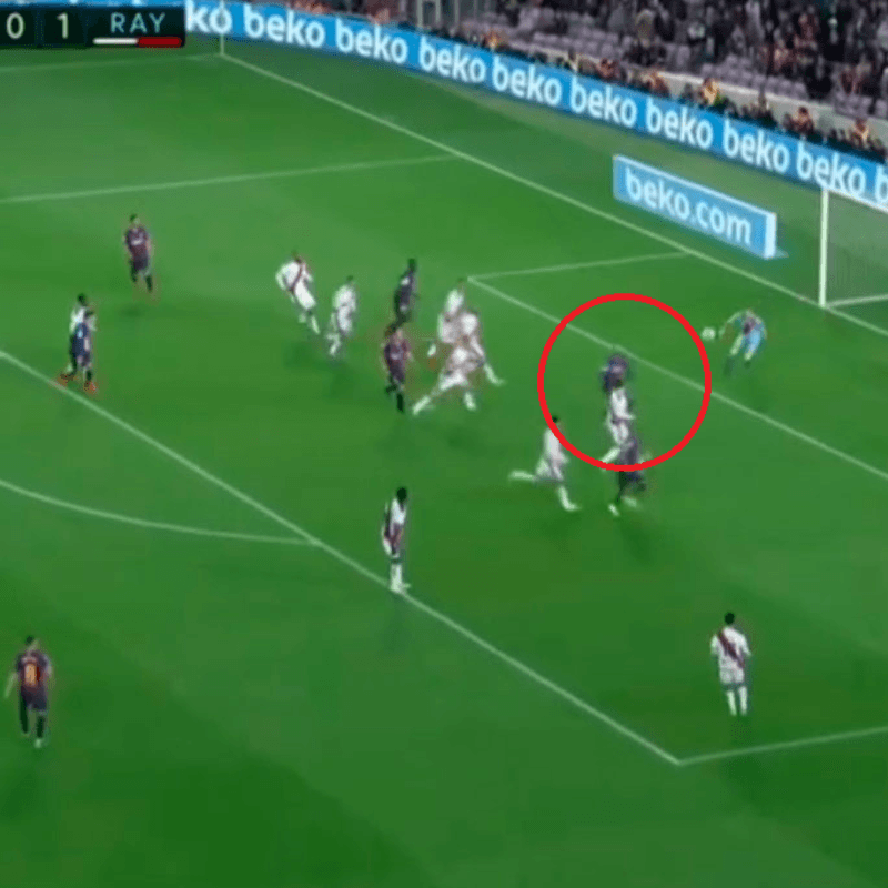 Como con la mano: el centro de Messi para que Piqué empate para Barcelona