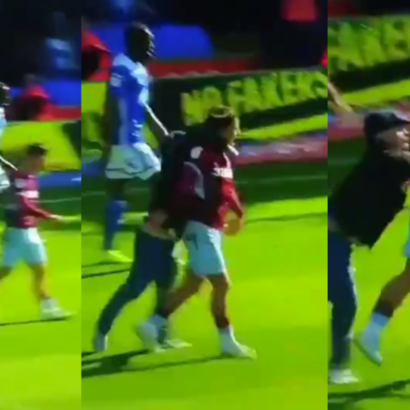 Terrible: en Inglaterra, un hincha se metió a la cancha y le pegó una trompada a un jugador del Aston Villa