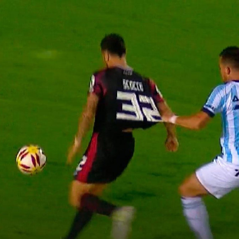 Abero quiso ver hasta donde se estiraba la camiseta de Scocco, pero Abal no dio penal