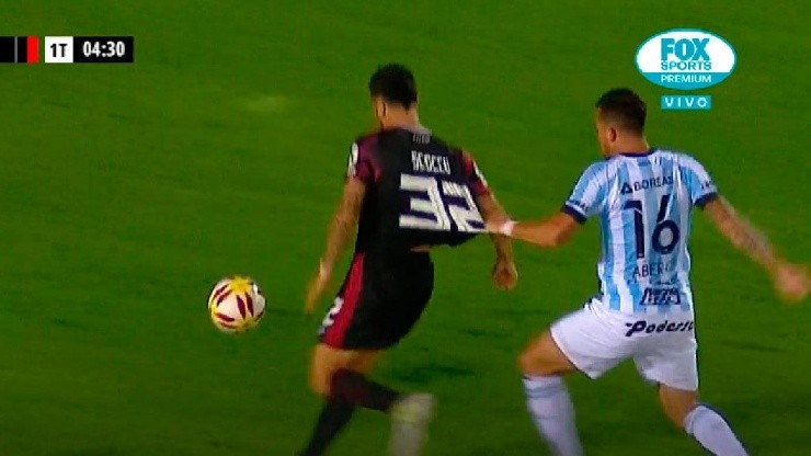 Abero quiso ver hasta donde se estiraba la camiseta de Scocco, pero Abal no dio penal