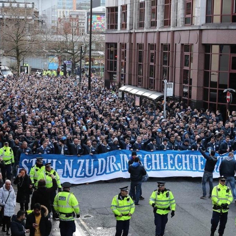 Locura total de los hinchas del Schalke 04 en Manchester