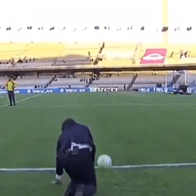 Rememorando viejos tiempos: Fonseca se cayó cuando intentaba dominar el balón en El Universitario