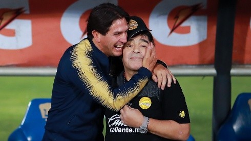 Marioni y Maradona bromean durante el compromiso. (Foto: Getty Images)