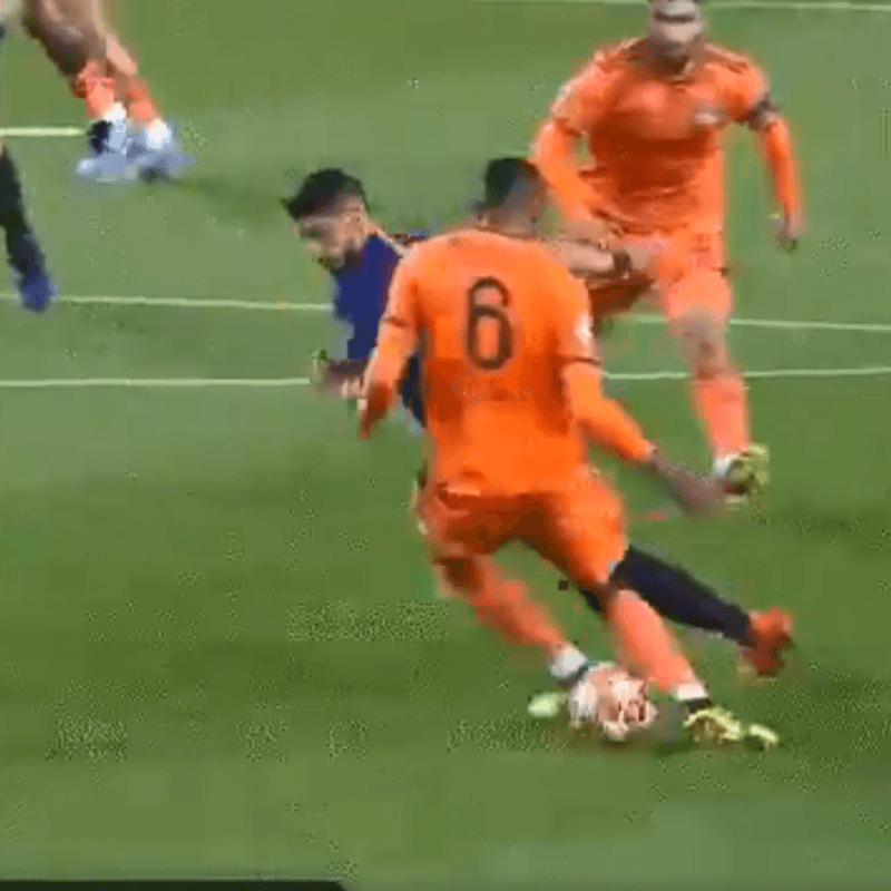 A lo Riquelme: el caño de Luis Suárez sin tocar el balón