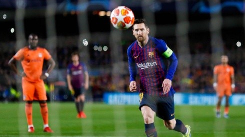 A COBRAR. Lionel Messi observa como el balón viaja casi flotando para el 1-0 (Foto: Getty).
