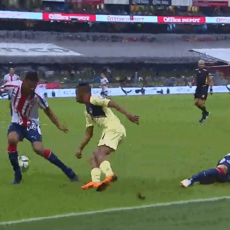 Ibargüen empezó encendido el Clásico Nacional: caño y pase para una ocasión de gol del América