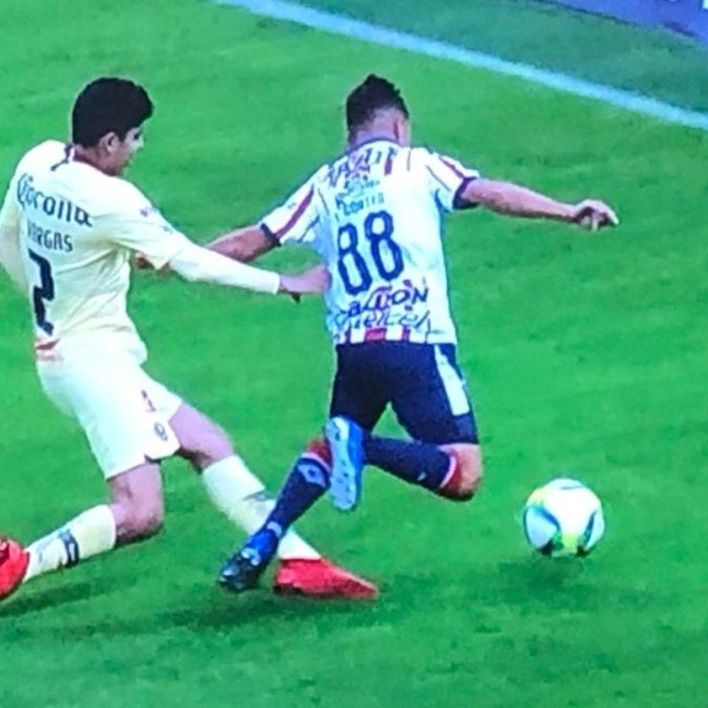 Era penal para Chivas: Vargas derribó a Luque dentro del área, pero el árbitro no cobró nada