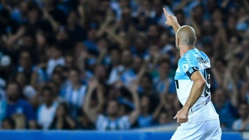 RUMBO AL TÍTULO. Lisandro López señala a la hinchada tras el 1-0 ante Belgrano (Foto: Getty).