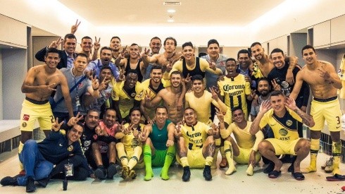 El plantel del América celebró las victorias ante Chivas con una foto en el vestidor