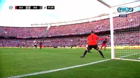 ¿Con que la sacó? Armani salvó a River del primer gol de Independiente