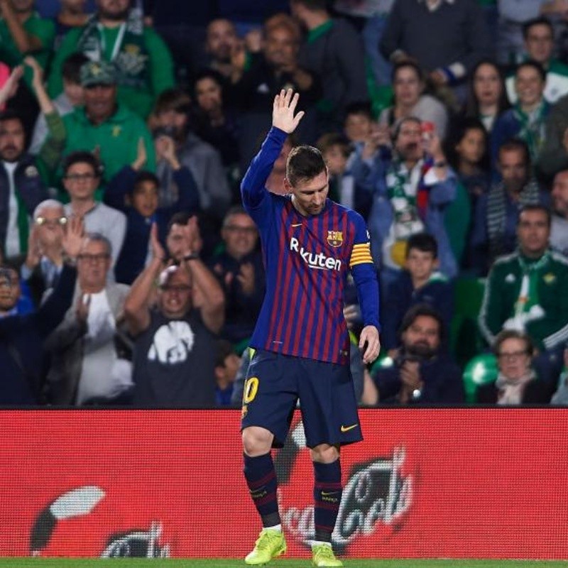 El rey del fútbol: Messi la picó desde muy lejos y lo aplaudió todo el estadio del Betis