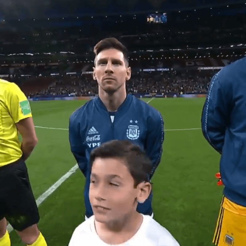 Nada de mirar para abajo: Messi estuvo muy concentrado en el himno de la Selección Argentina